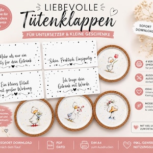Puede incluir: Un conjunto de descarga digital que incluye cuatro tarjetas rectangulares con texto en alemán y cuatro posavasos circulares de corcho. Las tarjetas muestran frases como Mehr als nur ein Platz für dein Getränk y Ein kleines Detail mit großer Wirkung. Los posavasos presentan ilustraciones de patos.