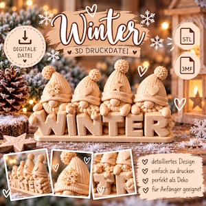 Puede incluir: Un objeto decorativo beige impreso en 3D que presenta cuatro gnomos con gorros de textura tejida con pompones, cada uno adornado con un copo de nieve, un corazón o una estrella. Los gnomos están colocados detrás de las letras que forman WINTER.