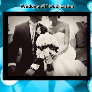 Può includere: Immagine in bianco e nero di una coppia di sposi. Lo sposo indossa un abito scuro e la sposa un abito senza spalline, con un bouquet. Il testo "Wedding CD Duplication" è in alto, con uno sfondo di CD blu.
