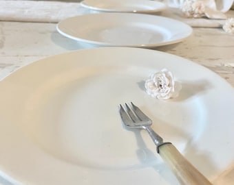 Ensemble de quatre assiettes à gâteau anciennes en porcelaine de Digoin Sarreguemines blanche, 21,5 cm