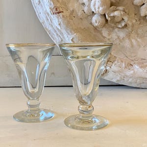 Bicchieri da bistrot vintage francesi in vetro ingannevole con bordo dorato, set da due