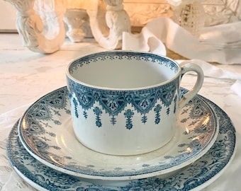 Tazza e piattino antichi francesi Sarreguemines in ceramica blu crema Wagram con piatto da torta in Ironstone