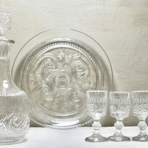Juego de aperitivos francés antiguo de cristal moldeado: decantador, vasos y bandeja