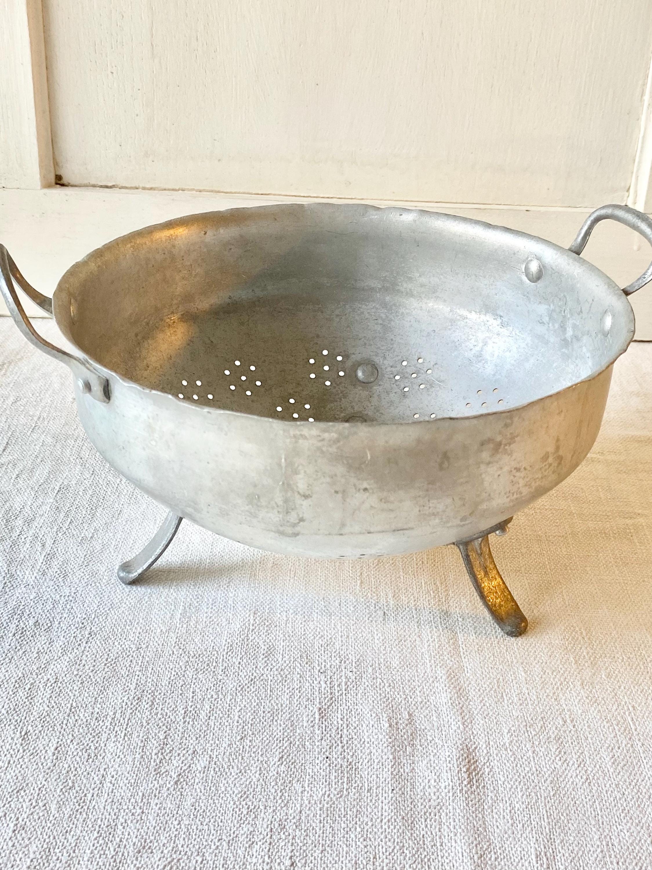 Passoire ancienne en aluminium avec manche (Gebraucht) in Arconciel für