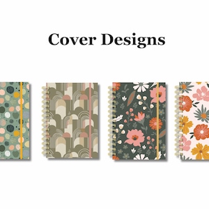 Puede incluir: Cuatro cuadernos con espiral y diseños de portada coloridos. Los diseños incluyen lunares, formas geométricas y arreglos florales. Cada cuaderno tiene una espiral dorada y un cierre de banda elástica. El texto "Cover Designs" está arriba.