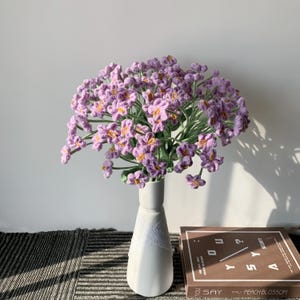 Gehäkelter Vergissmeinnicht-Strauß, Gehäkelte Blume in Vase, Gehäkelter Blumenstrauß zur Beerdigung, Für die Person, die Du vermisst