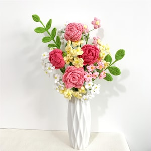 Juni Geburtsblume, Gehäkelter Rosenblumenstrauß, Gehäkelte Blume in Vase, Zuhause, Schreibtischdekoration, Geburtstagsblumengeschenk für Sie