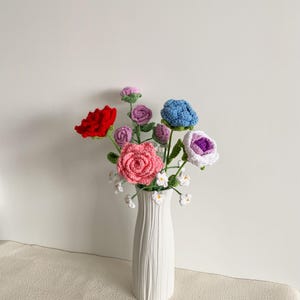 Gehäkelter Blumenstrauß, Gehäkelte Blume in Vase, Gehäkelte Rose, Vergissmeinnicht, handgemachte Blume als Dekoration für Zuhause, Einweihungsparty, Geburtstagsgeschenk