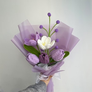 Gehäkelter Tulpenstrauß, Gehäkelte Blume in Vase, Gehäkelter Blumenstrauß, Weiße Lilie, Rote Rose, Maiglöckchen, Valentinstag, Muttertagsgeschenk