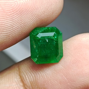 4.50 Carats Vivid Green Emerald Loose Gemstone for Jewelry Making - Deep Green Emerald