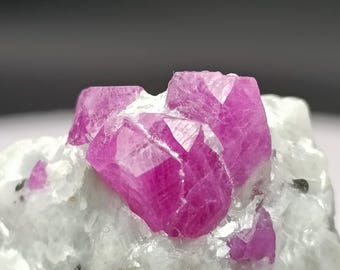 ルビー結晶標本：天然レッドコランダム（マダガスカル産イホシー