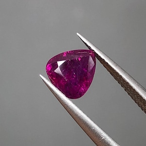 1.45ct nicht erhitzter Rubin loser Edelstein für Schmuck: dunkelroter Stein mit Trillionschliff aus Afghanistan