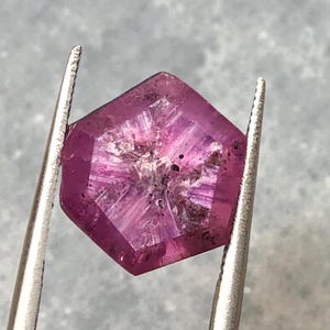 Zafiro trapezoidal de corindón rosa de 10,70 quilates: piedra preciosa suelta para joyería
