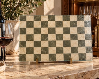 Tabla de cortar de vidrio con diseño de tablero de ajedrez envejecido, color verde oliva y pergamino.