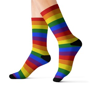 Tęczowe skarpetki w żywe paski – akcesoria Pride, kolorowe prezenty, miękkie i wygodne, unisexowe, modne zdjęcie 2