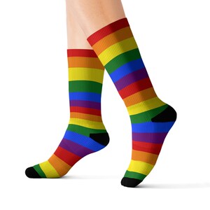 Tęczowe skarpetki w żywe paski – akcesoria Pride, kolorowe prezenty, miękkie i wygodne, unisexowe, modne zdjęcie 3