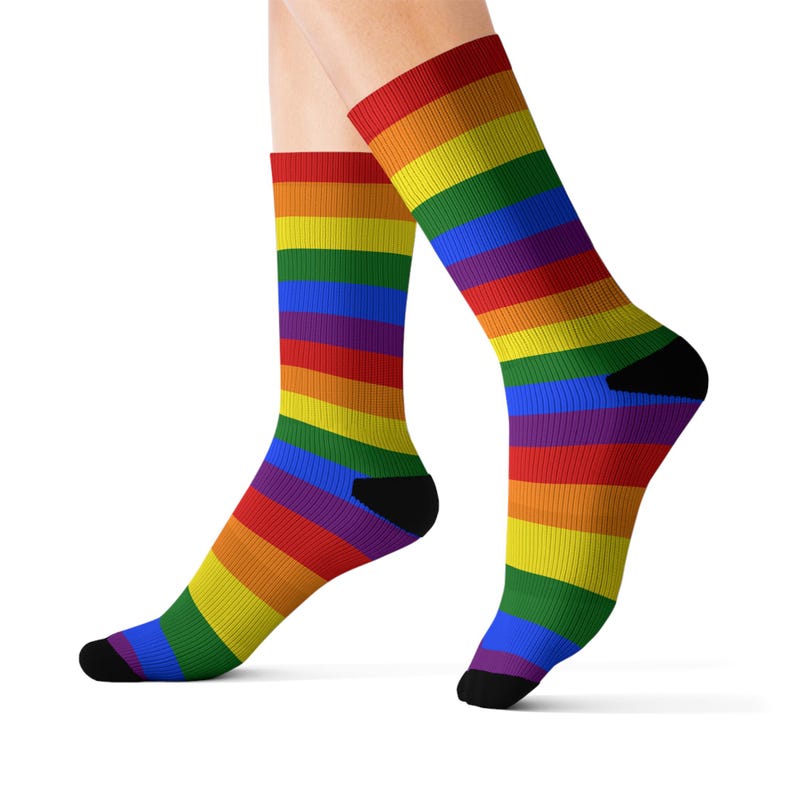 Tęczowe skarpetki w żywe paski – akcesoria Pride, kolorowe prezenty, miękkie i wygodne, unisexowe, modne zdjęcie 1