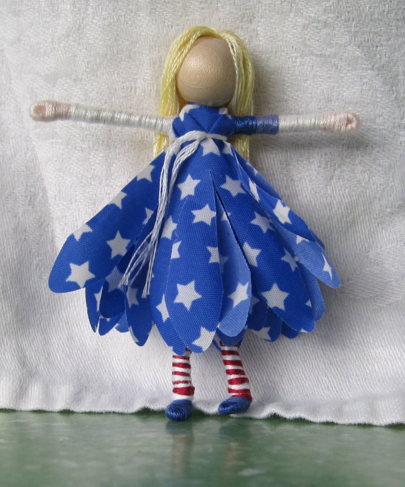 4. Juli Blumen-Fee Feenpuppe patriotischen Puppe Waldorf-Blumen-Fee rot, weiß und blau Bild 2