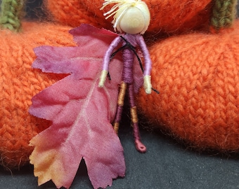 Oak Leaf Boy - Waldorf Boy Doll, Elemental ARt pop, buigzame pop, zorgen pop