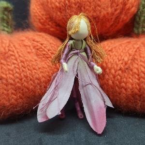 Bambola fatata rosa e viola tenue