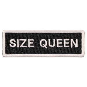 Puede incluir: Parche bordado en blanco y negro con texto blanco que dice "SIZE QUEEN".