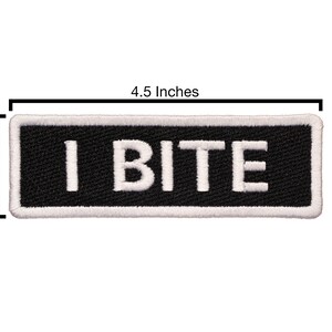 Pu&ograve; includere: Toppa ricamata in bianco e nero con testo bianco che recita "I BITE" su sfondo nero. La toppa &egrave; larga 11,4 cm e alta 3,8 cm.