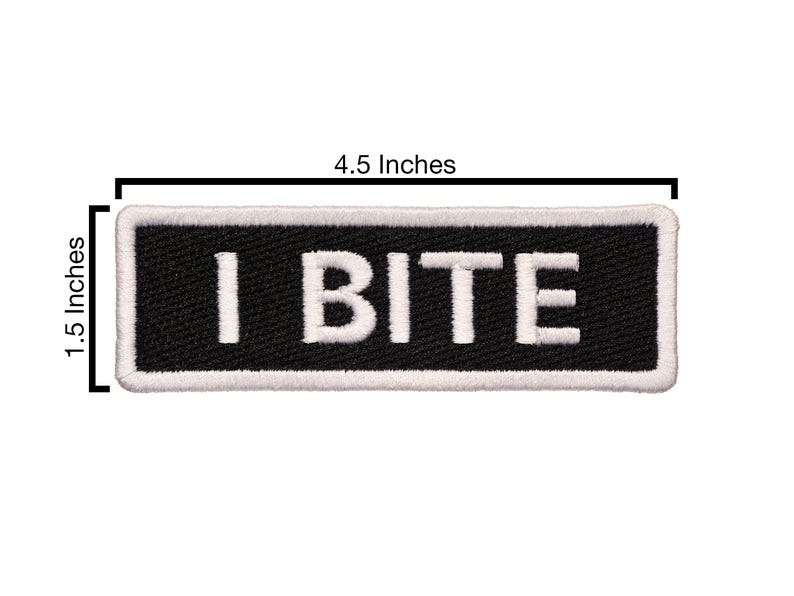 Pu&ograve; includere: Toppa ricamata in bianco e nero con testo bianco che recita "I BITE" su sfondo nero. La toppa &egrave; larga 11,4 cm e alta 3,8 cm.