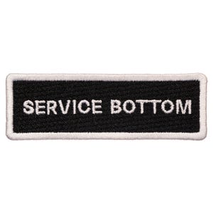 Könnte beinhalten: Schwarz-weiß gestickter Aufnäher mit weißem Text "SERVICE BOTTOM" auf schwarzem Hintergrund.