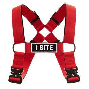 Pu&ograve; includere: Pettorina rossa per cani con fibbie nere e una toppa bianca che dice "I BITE".