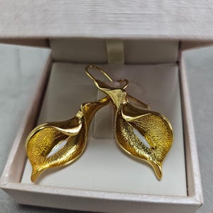 Zarte Gold Calla Lilie Ohrringe für Hochzeiten und besondere Anlässe