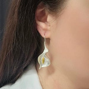 Blumen Ohrringe, Calla Lilie baumeln Ohrringe, zierliche Blumen Ohrringe, niedliches Schmuck Geschenk für sie, perfektes Geschenk für Mutter, Brautjungfer Geschenk