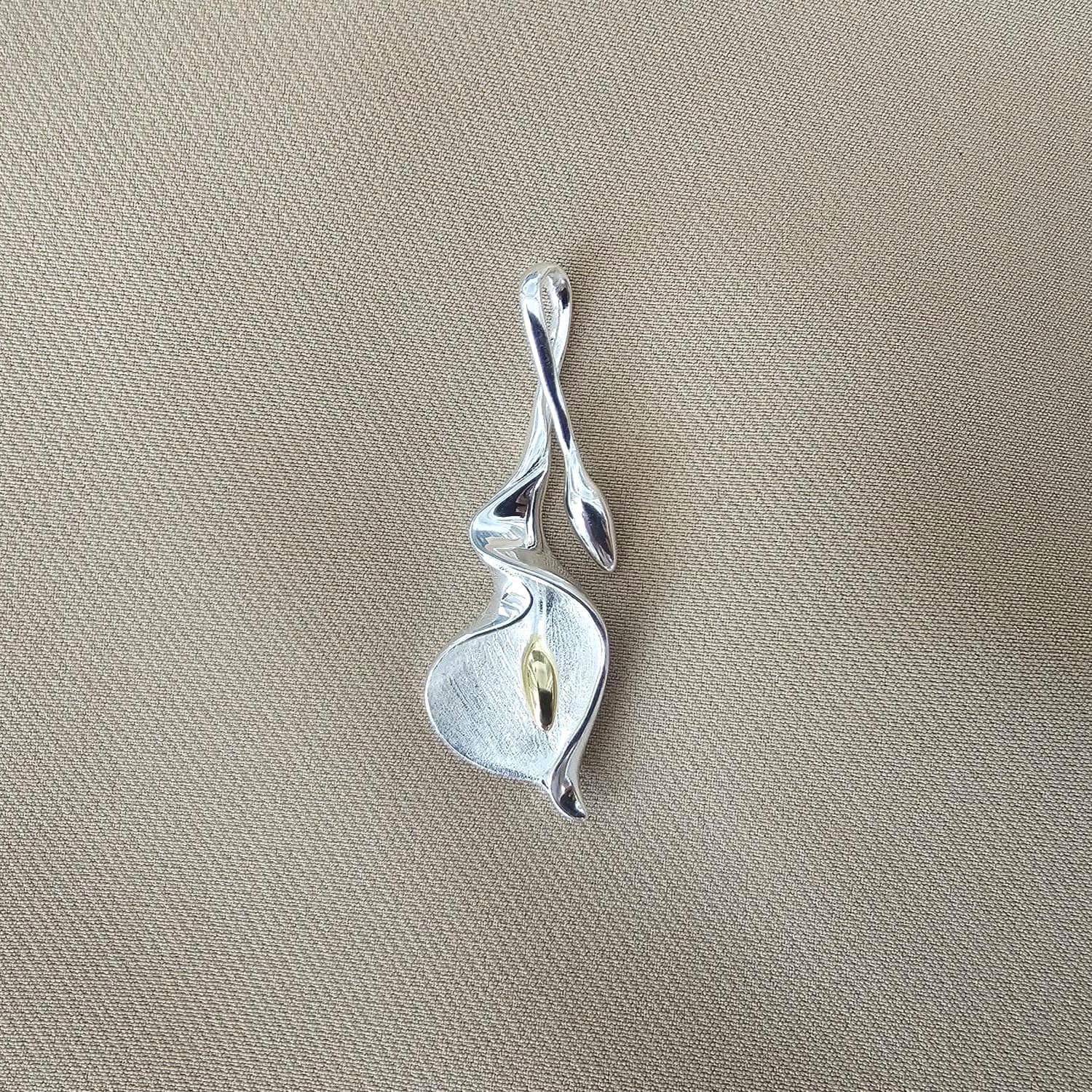 Calla Lily Necklace: Elegant Floral Pendant, Minimalist Jewelry