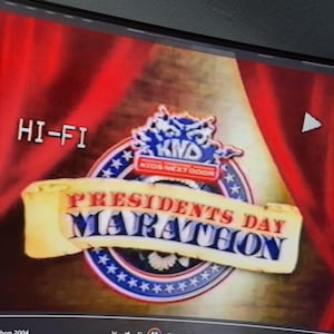 Könnte beinhalten: Ein Bildschirm zeigt eine Grafik für einen "Präsidententag-Marathon" in Rot, Weiß und Blau. Der Text "HI-FI" ist links sichtbar. Die Grafik enthält den Text "KND" und ein Banner.