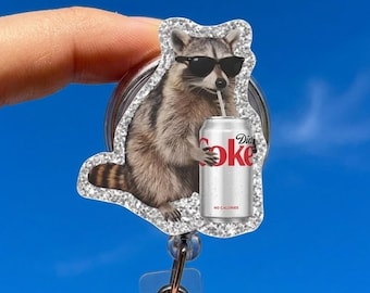 Portatarjetas retráctil de Coca-Cola Light con diseño de mapache, clip acrílico, para amantes de los refrescos.
