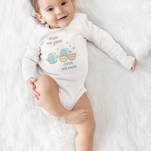 Babyromper – „Stark wie Mama, cool wie Papa“ – Lustiger Babybody – Geschenk zur Geburt, Taufe of Babyparty – Baby-outfit Jungen & Mädchen
