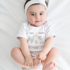 Babyromper „Papa + Mama = Ich“ – Lustiger Baby Strampler mit Spruch – Geschenk zur Geburt & Taufe