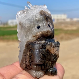 Peut inclure: Une figurine de hérisson en cristal sculpté avec des détails noirs et blancs. La figurine a un corps en cristal transparent avec des yeux noirs et un dos à motifs noirs et blancs.