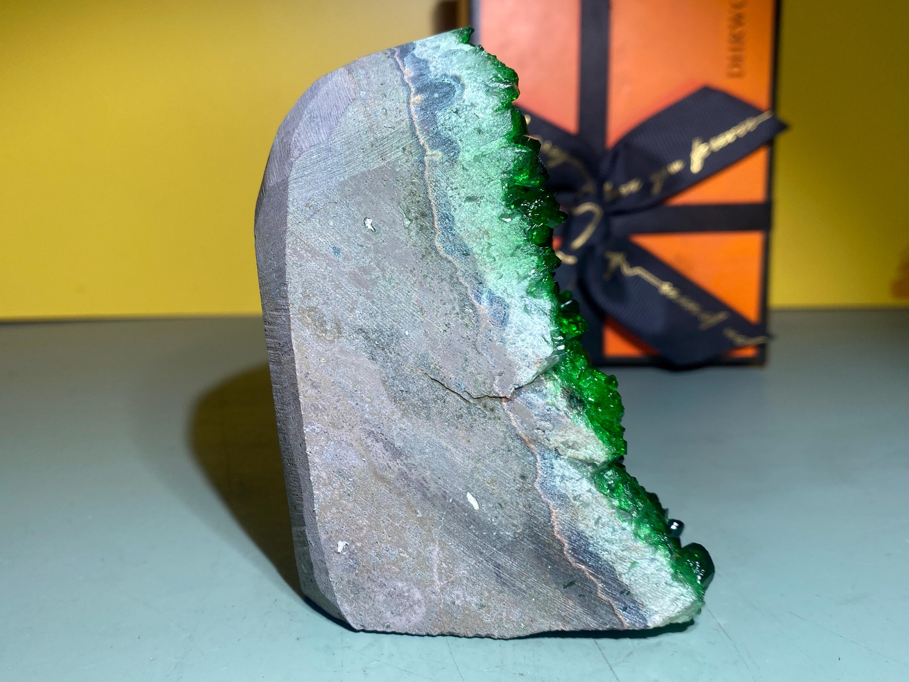 グリーンクォーツジオードクラスター：鉱物空洞標本、ホーム