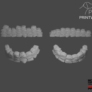 Puede incluir: Cuatro muros de sacos de arena en miniatura de color gris. Dos son rectos y dos son curvos. Los sacos de arena están apilados para crear una barrera defensiva. El logotipo "ON POINT PRINTWORKS" está en la esquina superior derecha.