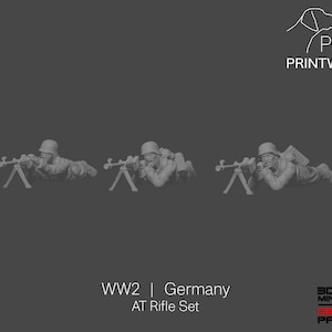 Può includere: Immagine in scala di grigi di tre soldatini in miniatura in posizione di fuoco, ognuno con una mitragliatrice. Il testo "WW2 | Germany AT Rifle Set" è in basso. Il logo "On Point Printworks" è in alto.