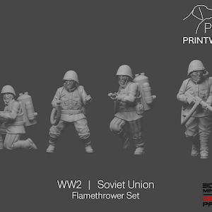 Op de afbeelding: Een set van vier miniatuurfiguren van Sovjet-soldaten uit de Tweede Wereldoorlog, elk in een gevechtshouding. De figuren dragen helmen en uniformen, met één knielend en anderen rennend. Eén figuur draagt een vlammenwerper.