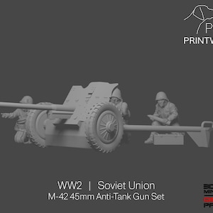 Op de afbeelding: Een 3D-geprint model van een Sovjet-Unie M-42 45 mm antitankkanonset uit de Tweede Wereldoorlog. Het model bevat het kanon, wielen en drie soldaten. De tekst "WW2 | Soviet Union M-42 45mm Anti-Tank Gun Set" is zichtbaar.