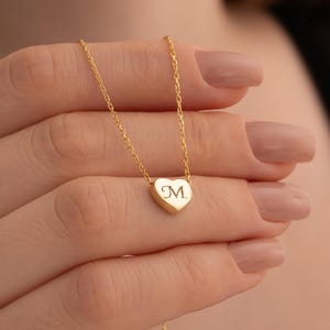 Personalisierte Herz erste Halskette für Frauen Kleines Herz Anhänger Geschenk für Mama Gravierte Herz Halskette Zierliche erste Halskette Weihnachtsgeschenk
