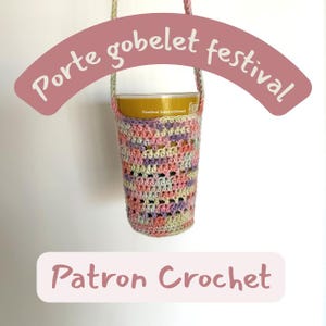 Può includere: Un portabicchieri all'uncinetto fatto a mano nei colori pastello rosa, viola e giallo. Il supporto ha una cinghia ed è progettato per trasportare una tazza. L'immagine include il testo "Porte gobelet festival" e "Patron Crochet".
