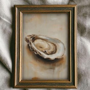 Könnte beinhalten: Gerahmtes Gemälde einer Austernschale. Das Kunstwerk zeigt eine detaillierte Darstellung des Inneren der Auster, mit Farbtönen von Beige, Braun und Weiß. Der Rahmen ist dunkelgoldfarben und verleiht dem Stück einen Hauch von Eleganz.