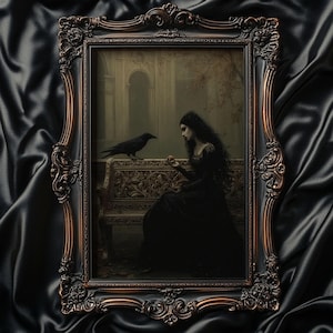 Puede incluir: Obra de arte enmarcada y ornamentada que representa a una mujer con un vestido negro sentada en un banco con un cuervo. La obra tiene un tema gótico, con una paleta de colores oscuros y detalles intrincados en el marco. El fondo muestra un entorno arquitectónico.