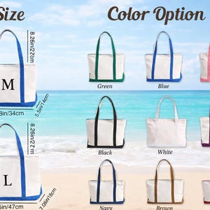 K&ouml;nnte beinhalten: Wei&szlig;e Canvas-Tragetaschen mit verschiedenen Farbakzenten, darunter Gr&uuml;n, Blau, Pink, Schwarz, Wei&szlig;, Lila, Marine, Braun und Rot. Die Taschen sind in zwei Gr&ouml;&szlig;en erh&auml;ltlich, die gr&ouml;&szlig;ere Tasche ist 47 cm breit und 34 cm hoch.