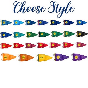K&ouml;nnte beinhalten: Das Bild zeigt eine Vielzahl farbenfroher Wimpelfahnen, jede mit einer einzigartigen Farbe und Nummer. Die Fahnen sind in Reihen angeordnet, mit dem Text "Choose Style" in eleganter Schrift dar&uuml;ber. Die Fahnen sind in Blau-, Gr&uuml;n-, Rot-, Orange- und Lilat&ouml;nen gehalten.