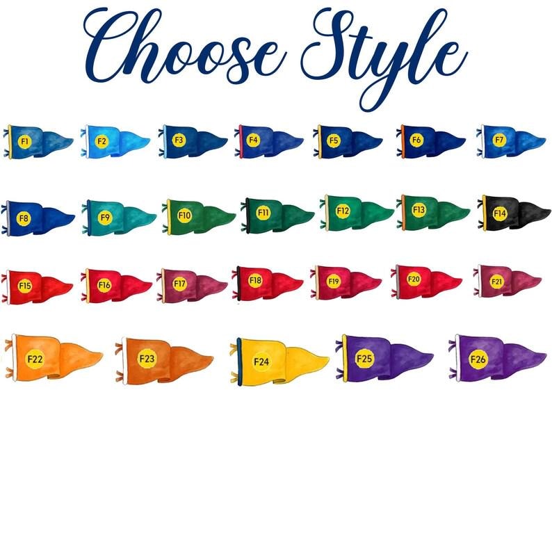 K&ouml;nnte beinhalten: Das Bild zeigt eine Vielzahl farbenfroher Wimpelfahnen, jede mit einer einzigartigen Farbe und Nummer. Die Fahnen sind in Reihen angeordnet, mit dem Text "Choose Style" in eleganter Schrift dar&uuml;ber. Die Fahnen sind in Blau-, Gr&uuml;n-, Rot-, Orange- und Lilat&ouml;nen gehalten.