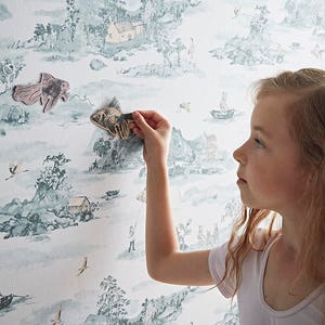 Carta da parati Magnetic Mountains – Blue Peach, carta da parati con animali per bambini, carta da parati per bambini, carta da parati con orsi, carta da parati interattiva